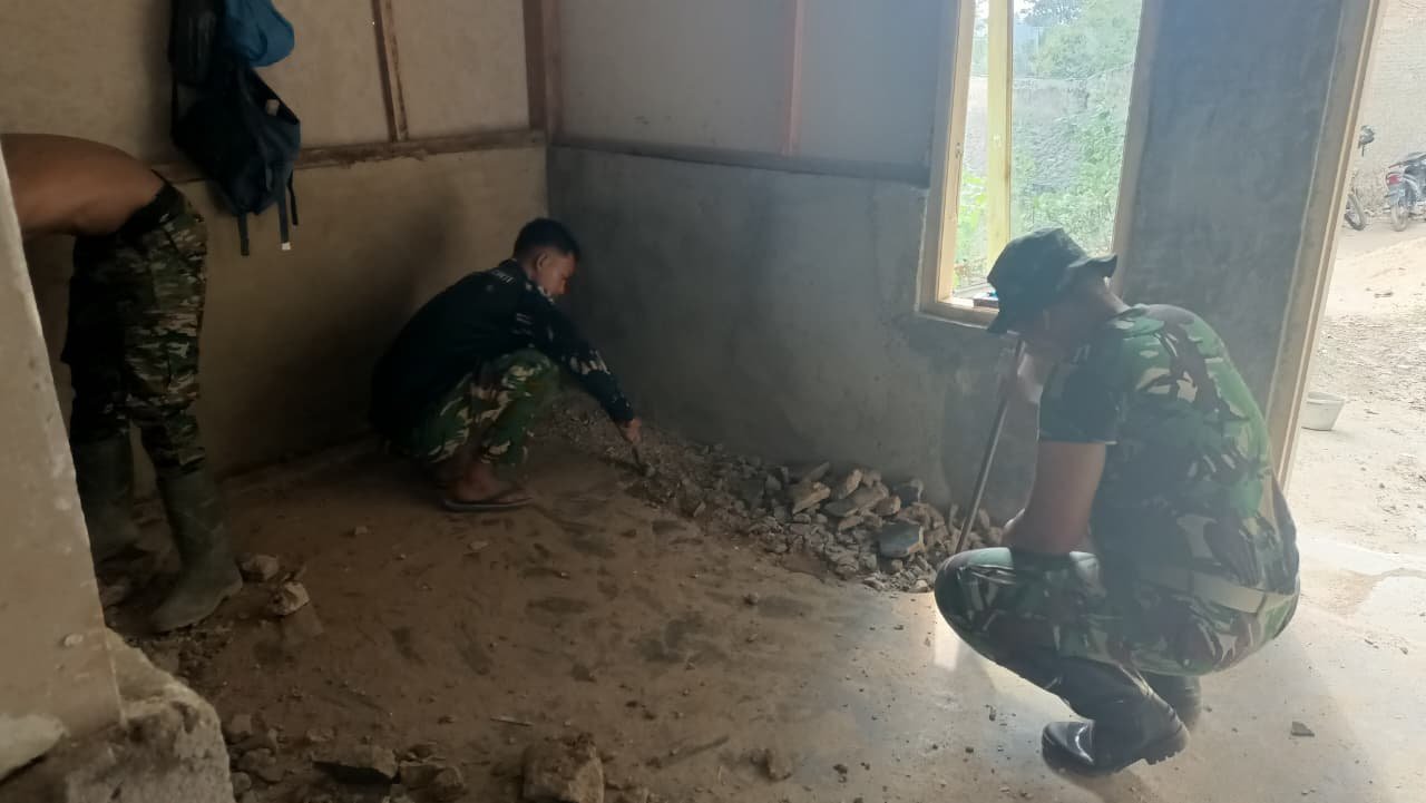 Pemasangan Keramik di Rumah Bapak Sudirin oleh Satgas TMMD